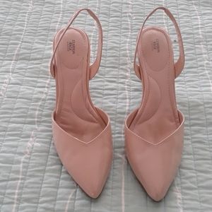 Slingback pump
